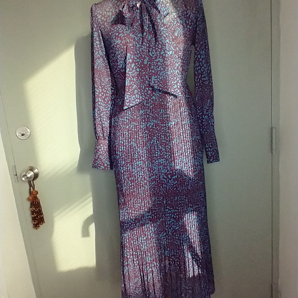 POLY PLEATED SECRETARY DRESS - Picture 10 of 11